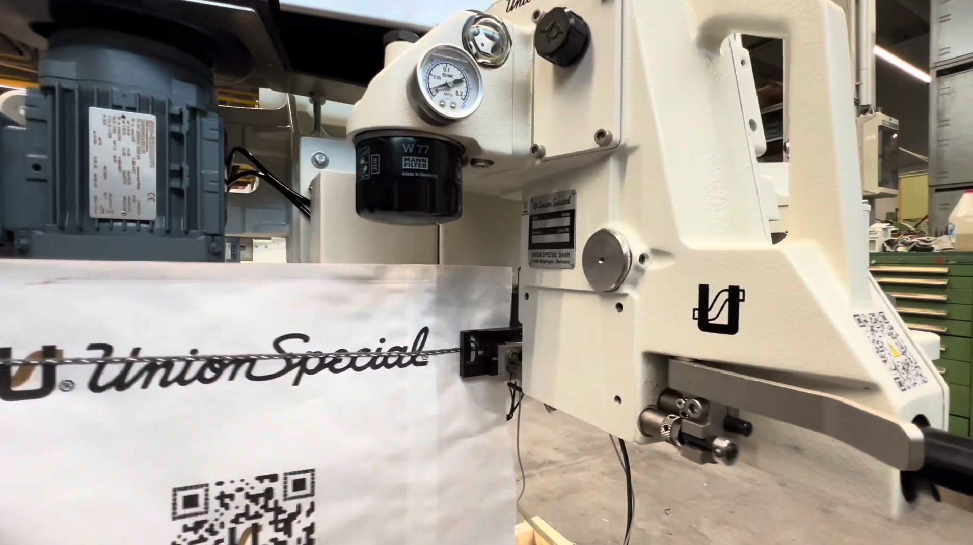 Bag closing unit with plain closure and filler cord.